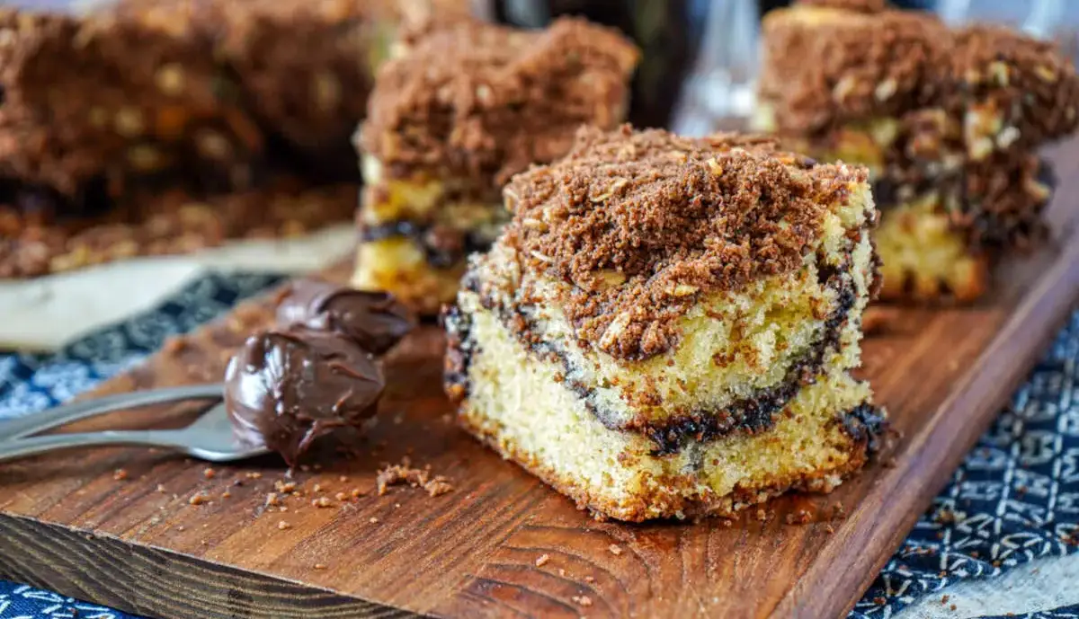 کیک دارچینی با استروزِل شکلاتی؛ خوشمزه‌ترین کیک دارچینی خانگی