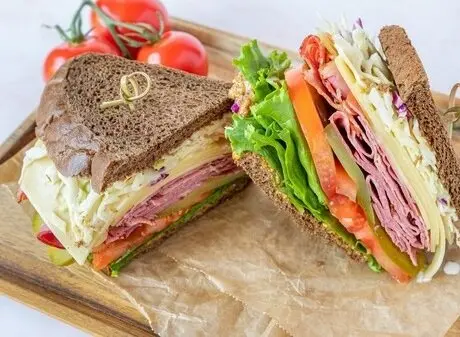 طرز تهیه ساندویچ پاسترامی گرم خانگی در ۱۰ دقیقه | آموزش کامل و خوشمزه