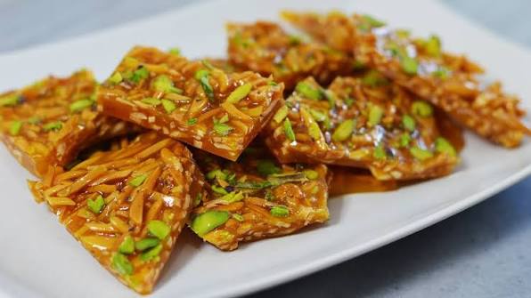طرز تهیه سوهان عسلی خانگی؛ شیرینی سنتی و خوش‌طعم ایرانی