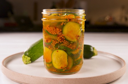 طرز تهیه ترشی کدو سبز؛ ترد، خوشطعم و خانگی